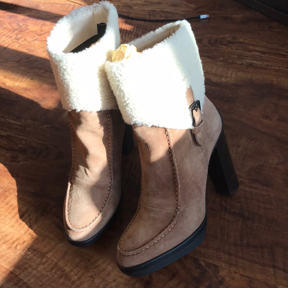 Tod's tan suede boots